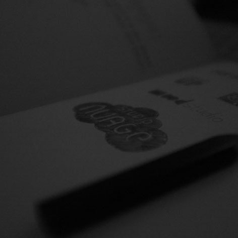 Diaporama de photos noir et blanc. Représente des dessin, un clavier d'ordinateur, un vieux jouet en métal, des vinyles, des instruments