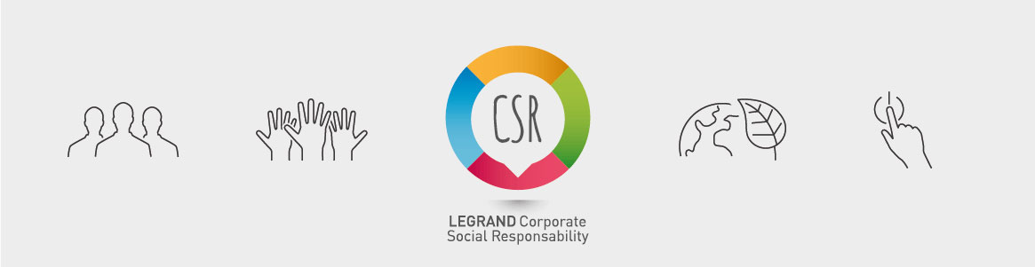 Bandeau gris avec un logo Legrand RSE coloré au centre et 2 pictogrammes au trait fin placé de chaque côté.