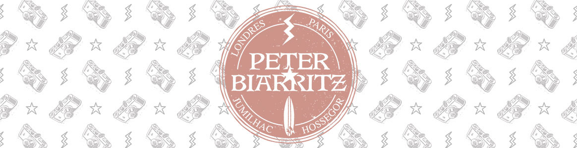 Fond blanc avec des motifs gris représentants un appareil photo Leica, une étoile et un éclair. Au premier plan un logo rose de Peter Biarritz.