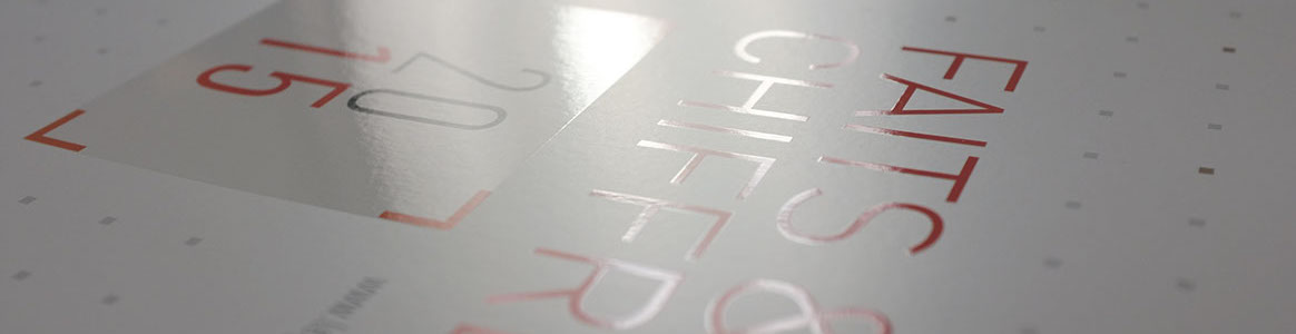 Photographie de la couverture du document corporate Faits & Chiffres 2015 du Groupe Legrand. Mise en valeu du vernis sélectif sur les lettres.