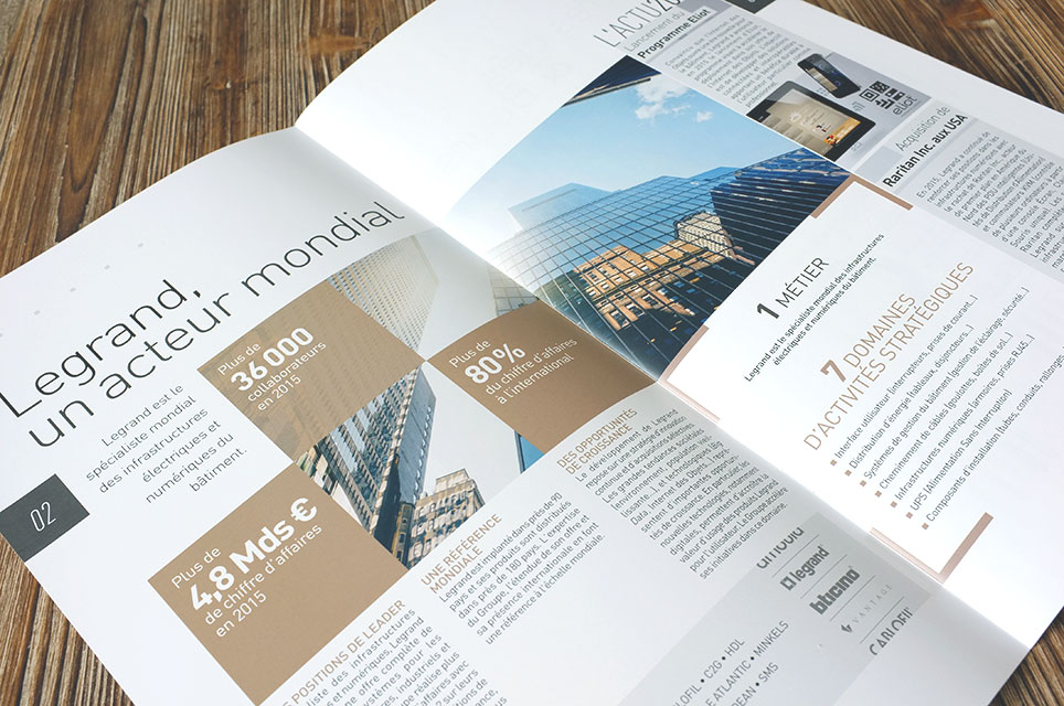 Photographie de la l'intérieur du document corporate Faits & Chiffres 2015 du Groupe Legrand. Mise en page dans les tons bleus et bruns.