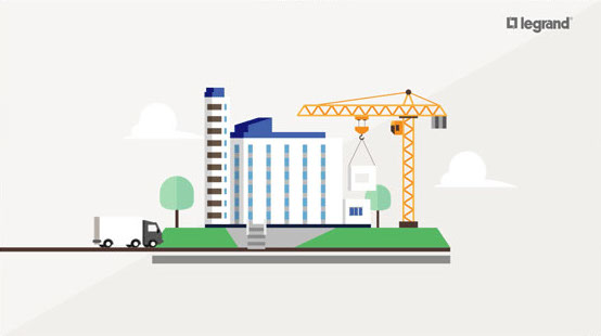 Image du film final d'un bâtiment en construction avec quelques nuages, une grue et un camion qui vient livrer une commande.