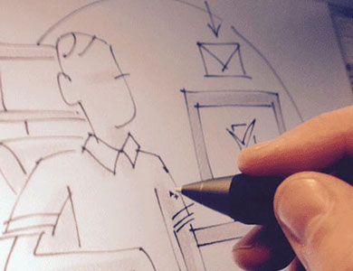 Photo du travail de storyboard à la tablette graphique. Détail d'un dessin de personnage qui reçoit un e-mail sur son ordinateur.