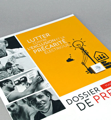 Détail de la couverture du dossier de presse Fondation Legrand posé sur un fond gris.